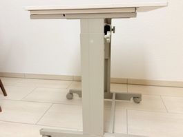 Tisch für Computer verstellbarer mit Höhe.
