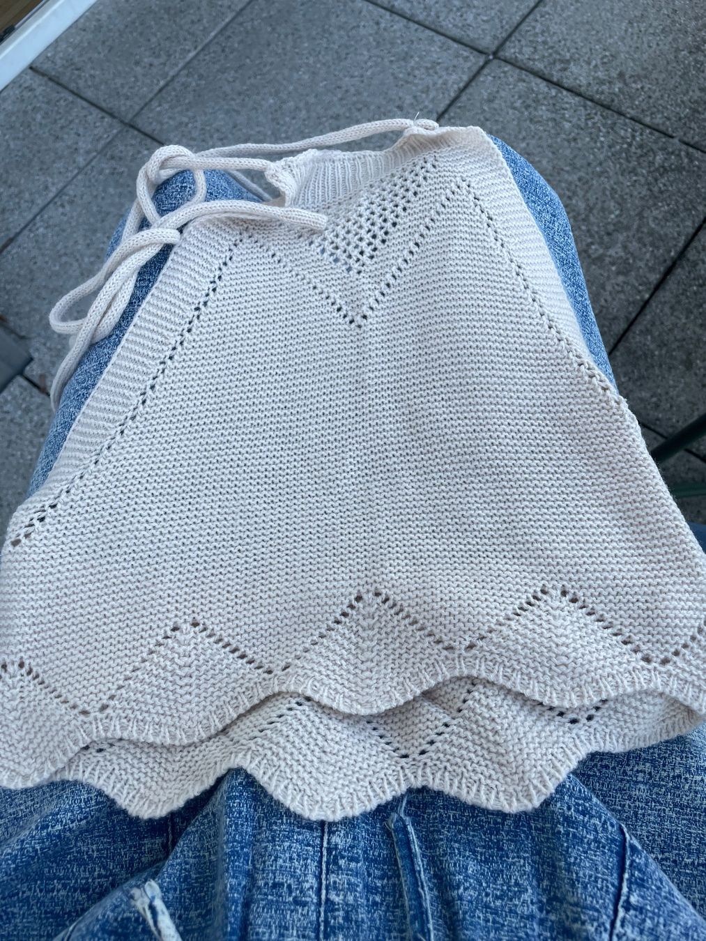 Top: Strick-Top beige mit Lochmuster zum Binden – Usato da Fribourg venduto da Sariespicher