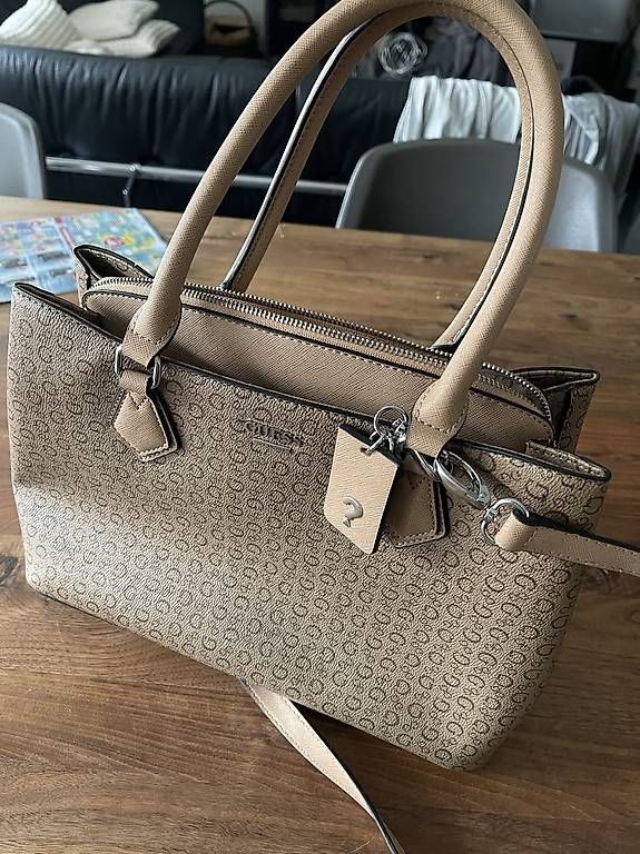 Taschen für Damen: Guess Handtasche hellbraun – Gebraucht aus Rütihof von sus_6r5m 1