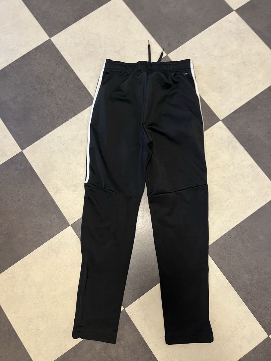 Adidas Pantaloni: Adidas Trainerhose Grösse 152cm – Usato da Luzern venduto da Boudin03 3