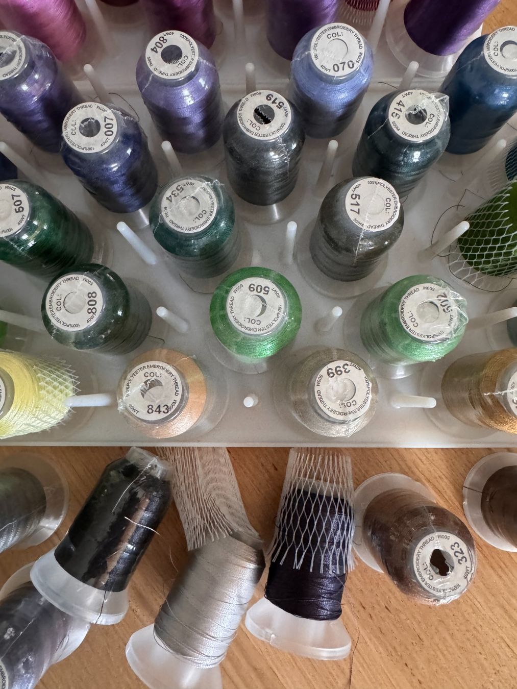 Cordicelle & Fili: 62 Konen / Farben Simthread Stickgarn 40WT 500m - neu – Nuovo (secondo la descrizione) da Frenkendorf venduto da Niqe 6