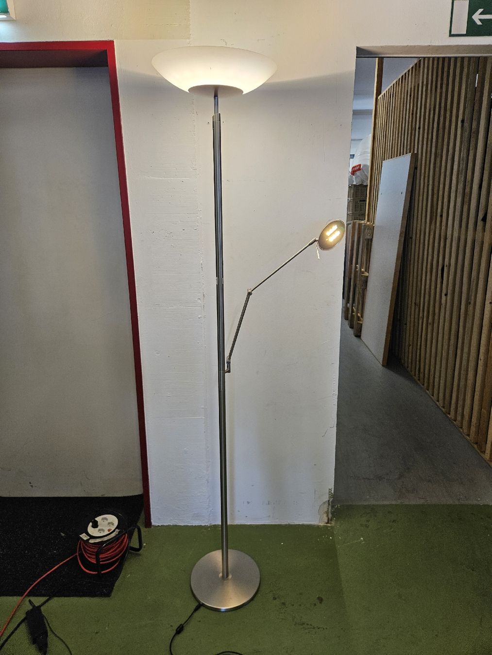 Lampes: LED Stehlampe  – D'occasion à Pratteln par Cartonsducoeur_bl