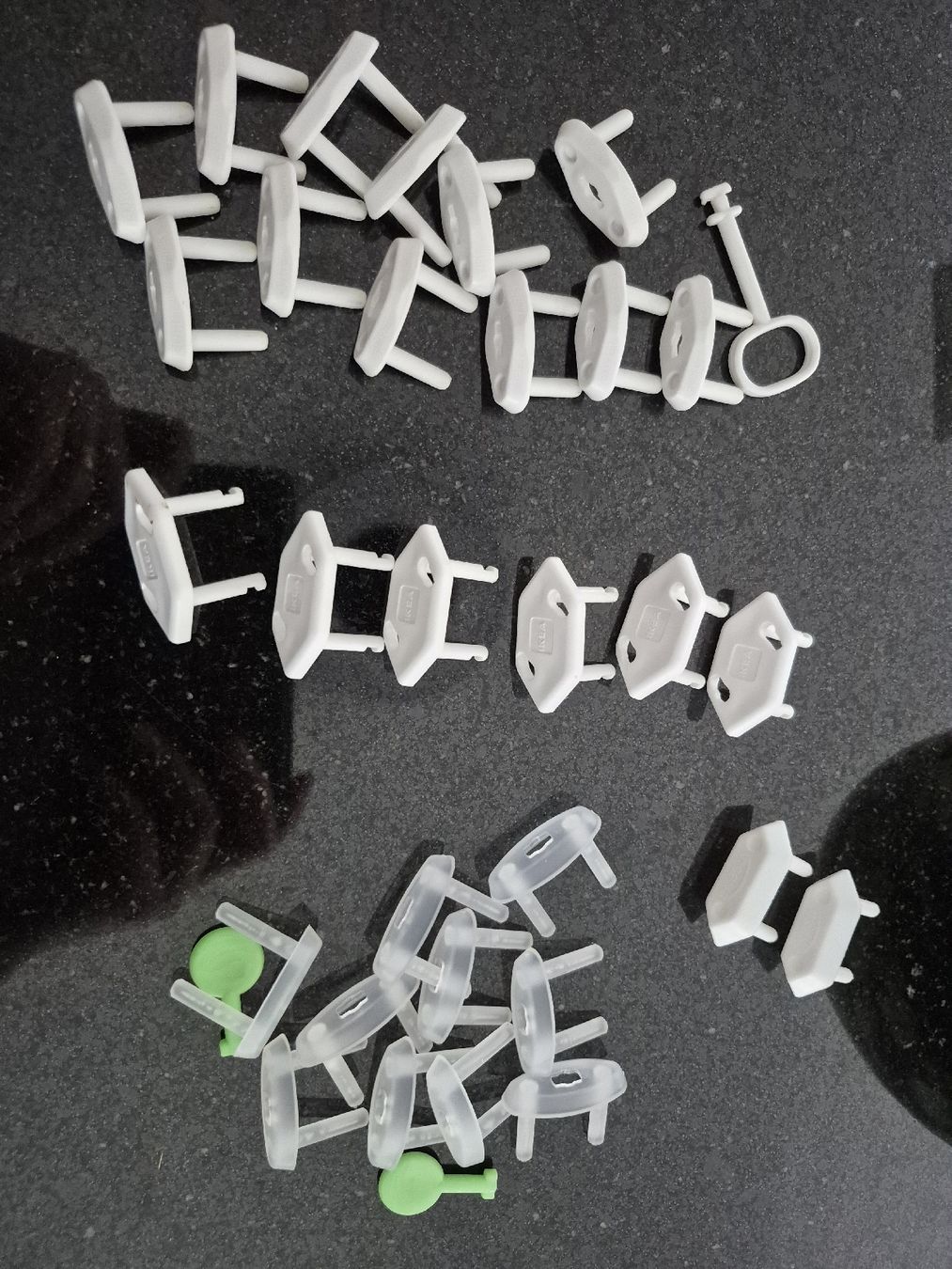 Fiches d'alim.: Steckdosensicherungen Weiss Transparent Kinder  – D'occasion à Visp par Abarth1991