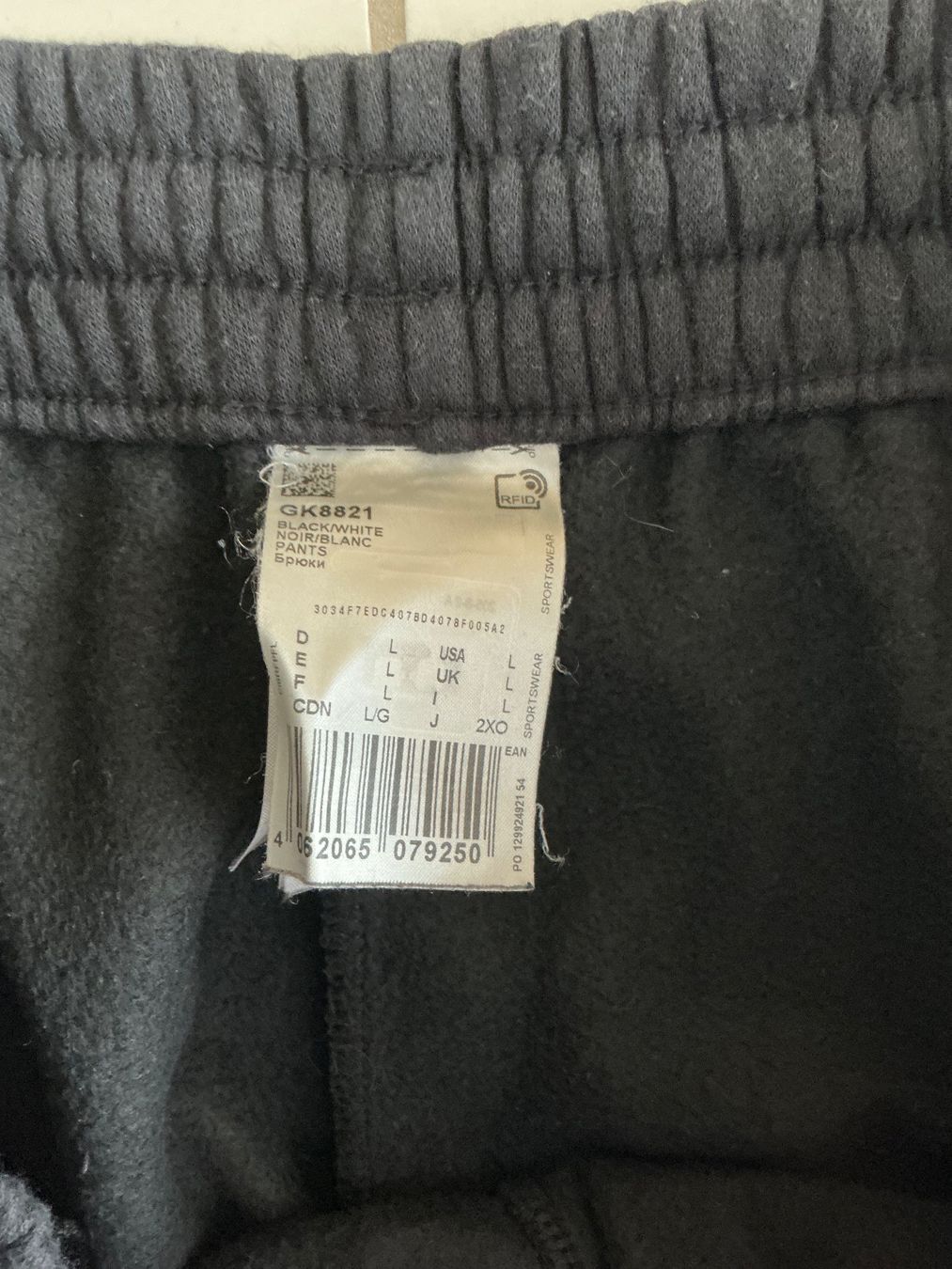 Adidas Pantaloni: Schwarze Trainingshose Gr.L Adidas – Usato da Biel-Benken BL venduto da Sahra1 2