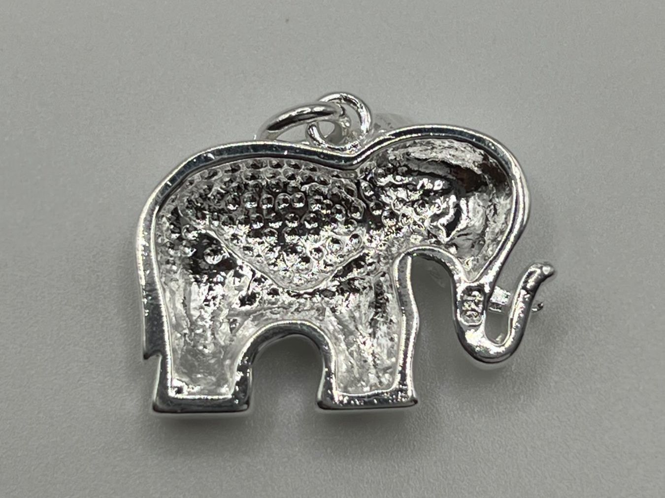 Pendentifs: Pendentif éléphant en Argent 925 – D'occasion à Praz (Vully) par VVSWISS 1
