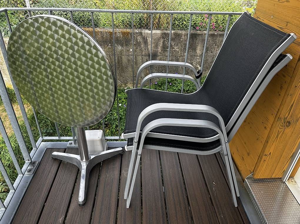 Tische: Bistrotisch mit zwei Stühlen – Gebraucht aus Riedstätt von Polebachi 1