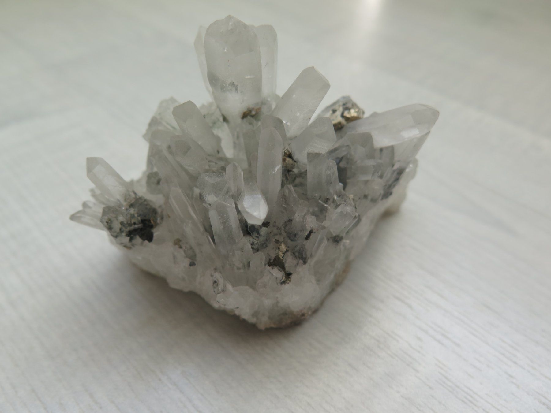 Minerali & Pietre curative: Bergkristall mit Sulfiden und Pyrit – Usato da Schaffhausen venduto da Yamakana51L8736OQ8 7