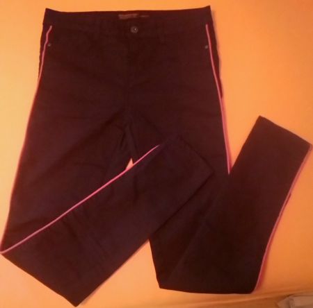 Jeans skinny / trendig schwarz mit roten Streifen / Gr. 38