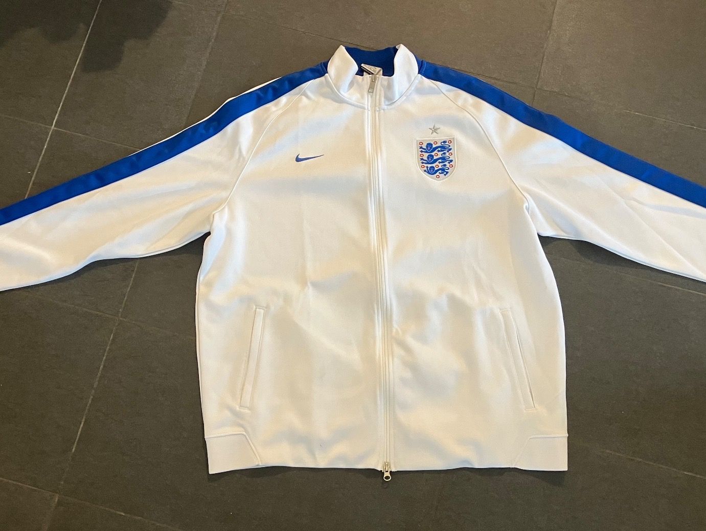 Nike Jacken: England Präsentationsjacke – Gebraucht aus Büsserach von