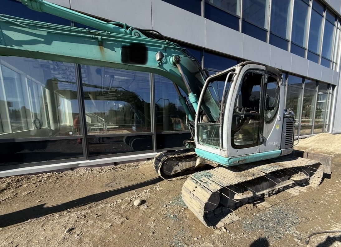 Kobelco Bagger: Bagger Kobelco SK 135 mit Schild – Gebraucht aus Niederbipp von baggerch 1