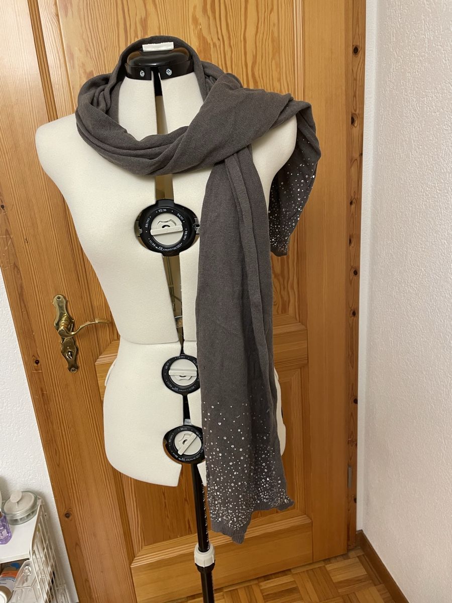 Foulard & Sciarpe: Warmer grauer Winterschal mit Strass – Usato da Dittingen venduto da nje_9nlt