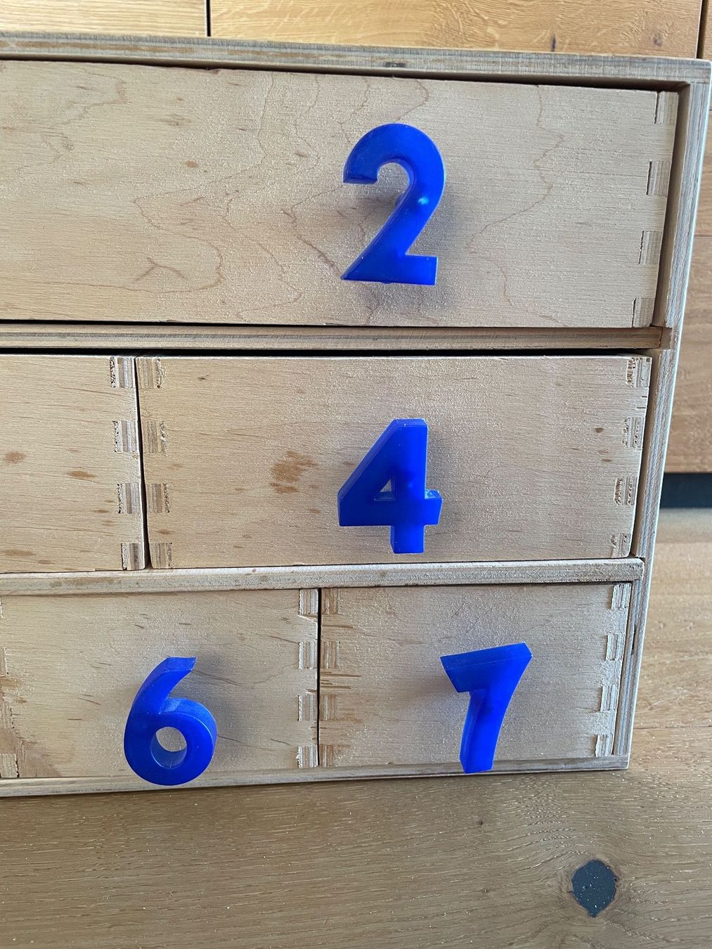 Cassettiere: Holz Schubladenkorpus / Schubladen Kommode mit Zahlen – Usato da Füllinsdorf venduto da bienli 5