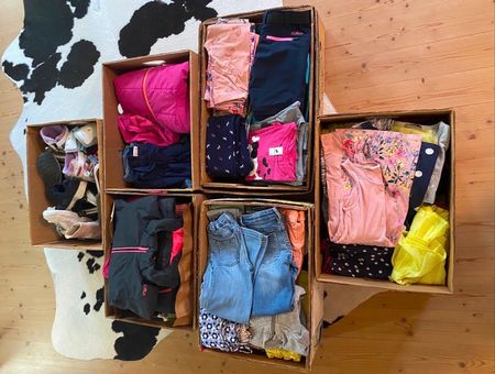 Kinderkleider und Kinderschuhe