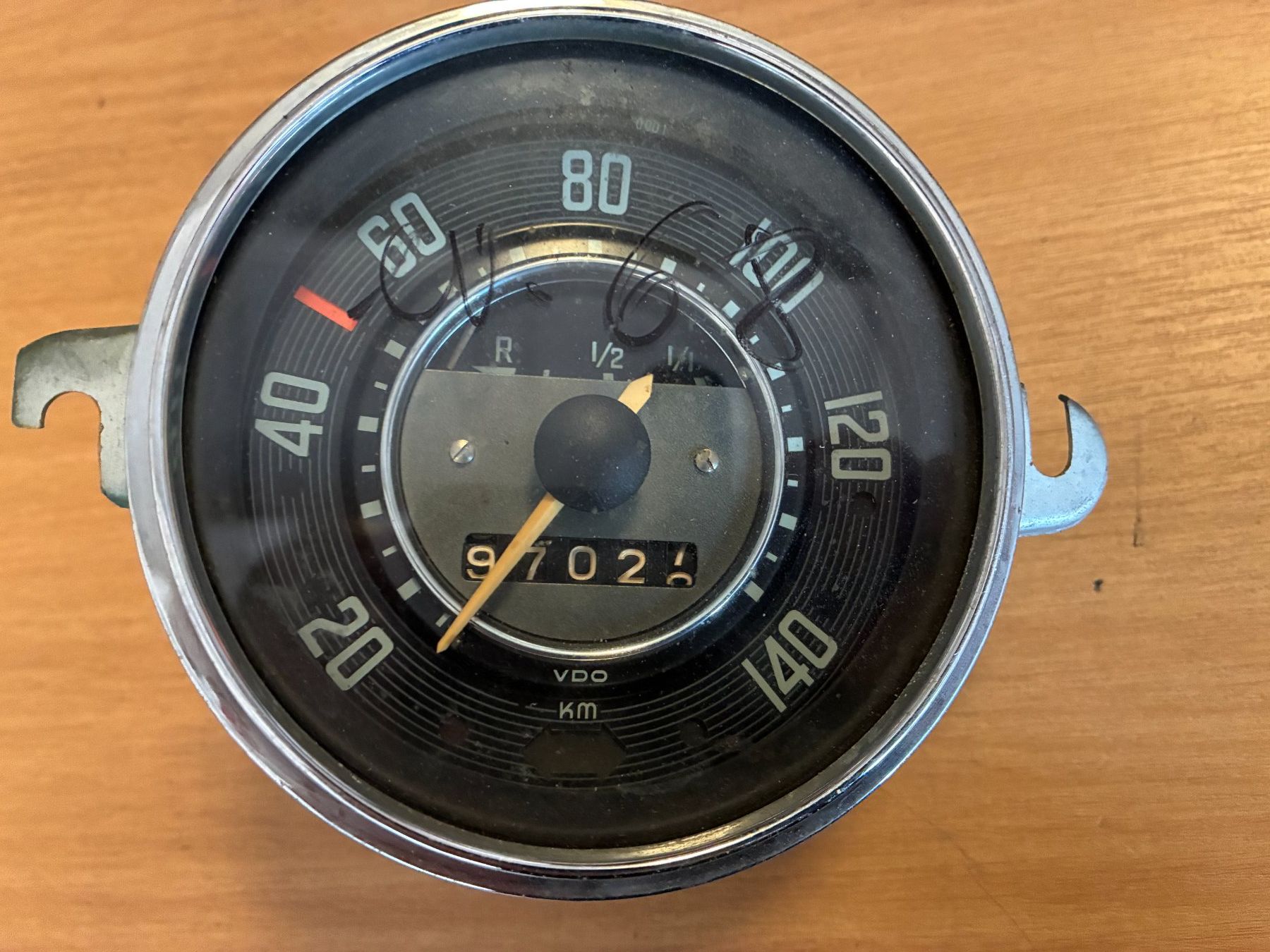 Tutti pezzi di ricambio auto: VW Käfer Karmann Tachometer VDO 140 km/h Oldtimer – Usato da Thun venduto da Passuese