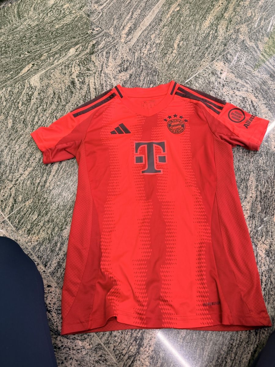 Bayern München Leibchen & Hosen: Fc Bayern Trikot - 5 Stuck – Gebraucht aus Zürich von bri_s9j9 9