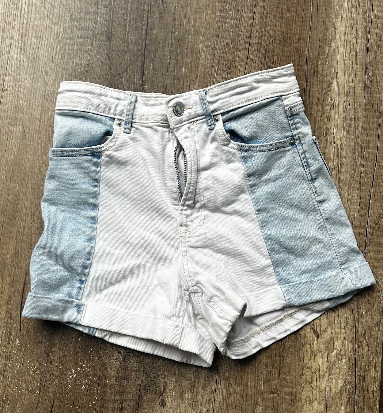 Stradivarius Jeans: Weiss / Blaue Patchwork Jeans-Shorts Stradivarius Grösse 36 – Usato da Basel venduto da likeitbuyit