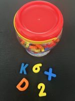 Box mit Magnetzahlen- und Buchstaben