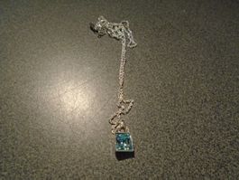 Kette silberfarbig, Anhänger hellblauer, quadratischer Stein