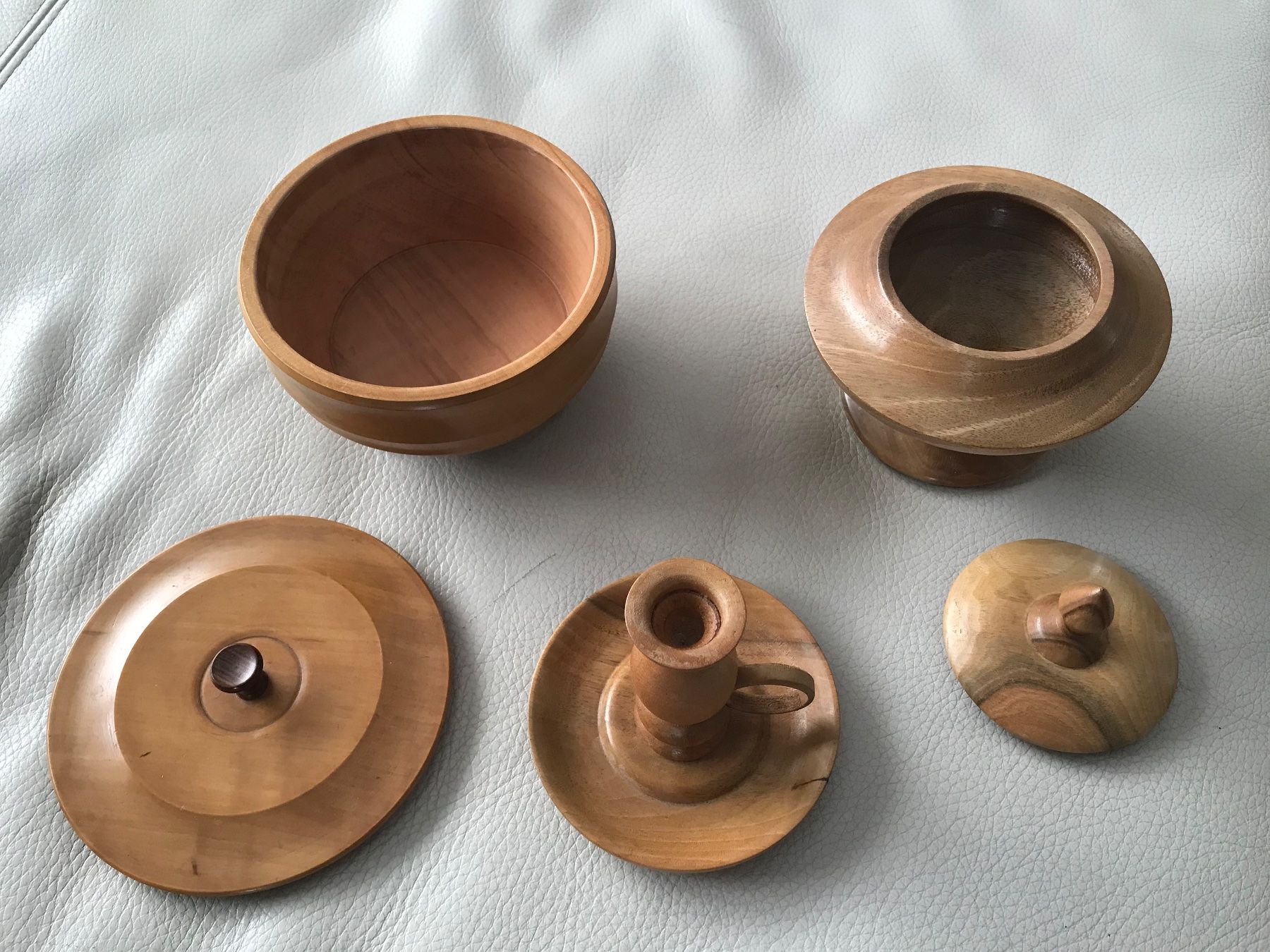 Toutes les décorations: Holz-Set: Dose, Schale mit Deckel und Kerzenständer – D'occasion à Hittnau par Noppi 1