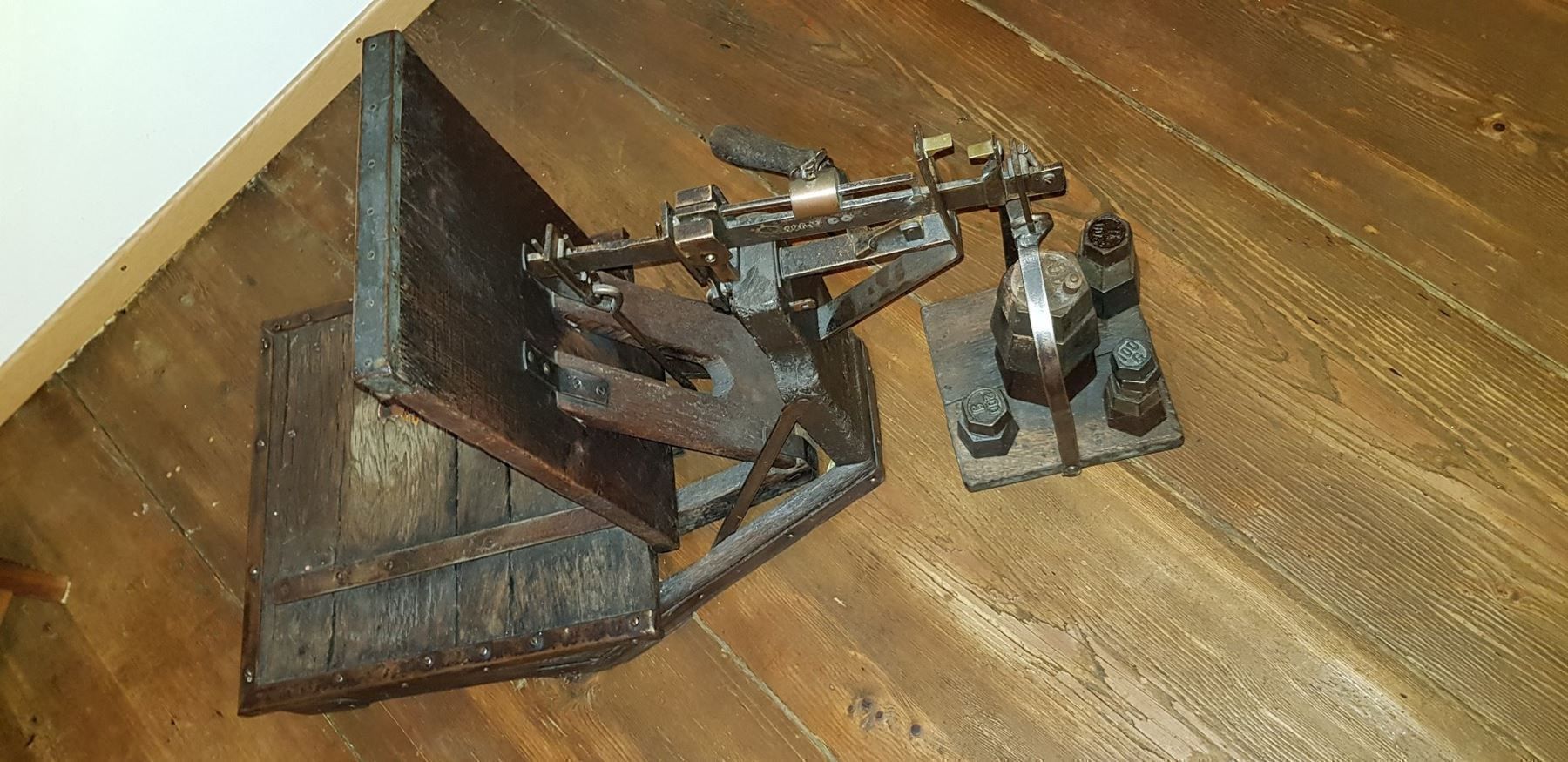 Bilance e pesi: Waage Antik mit Gewichtsteinen – Usato da Steg im Tösstal venduto da LARO14