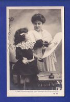 ENFANT - Jeune fille avec maman et dessin