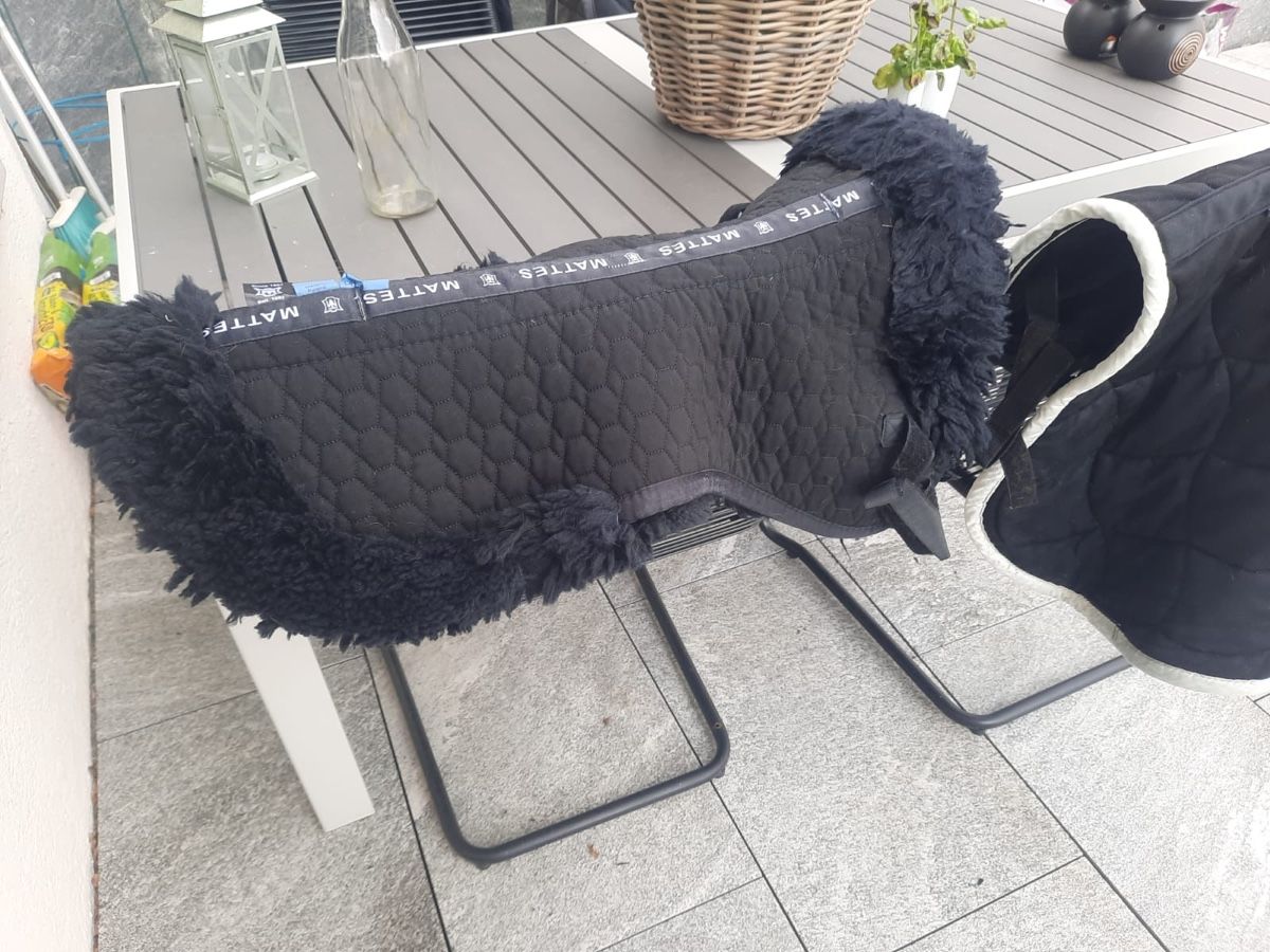 Coperte: Mattes Sattelunterlage Schwarz mit Lammfell, – Usato da Vorderthal venduto da Diethelm8853