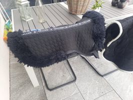 Mattes Sattelunterlage Schwarz mit Lammfell,