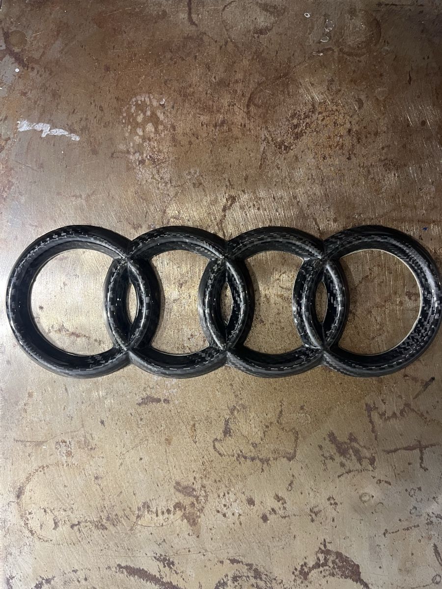 Audi Toutes les pièces détachées: Logo Audi pour l’avant en carbone – Neuf avec emballage d'origine à Epalinges par DukeNoble 3