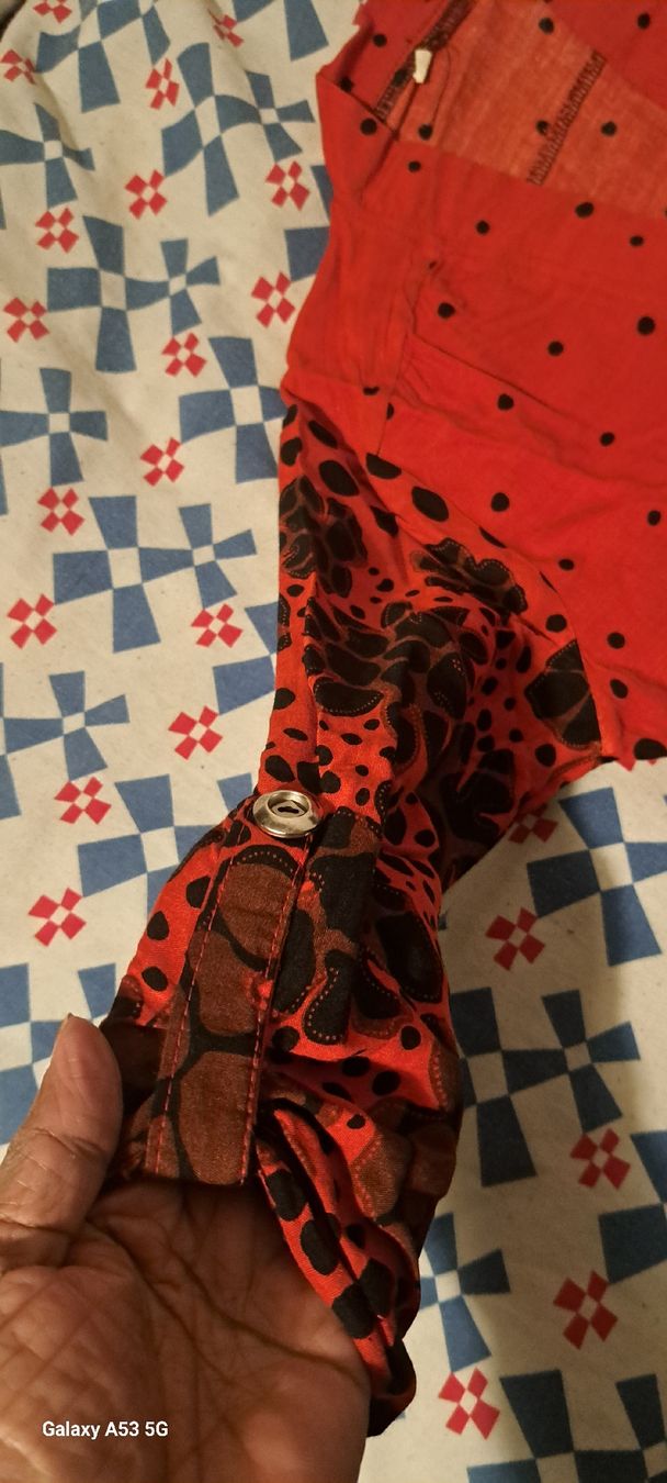 Blusen: Stylish red tunic with black flowers, size S – Gebraucht aus Bern von mahilini 6