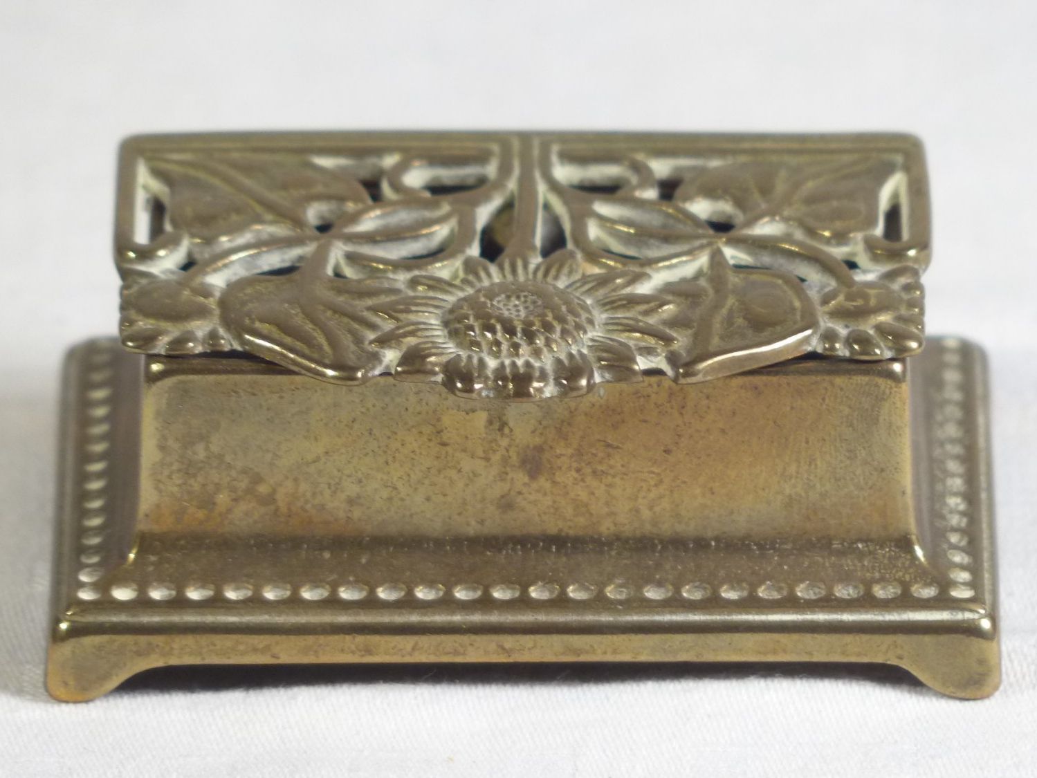 Tutte le decorazioni: Briefmarkenspender mit Jugendstil Sonnenblumen Dekor – Usato da Zürich venduto da botschinski 2