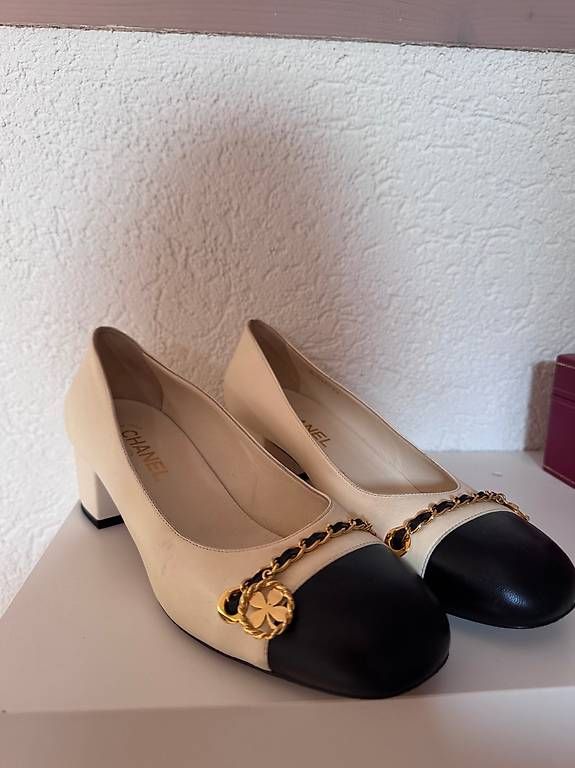 Chanel Chaussures femmes: CHANEL TWO-TONE PUMPS SIZE 40 – D'occasion à Zürich par amber123 1