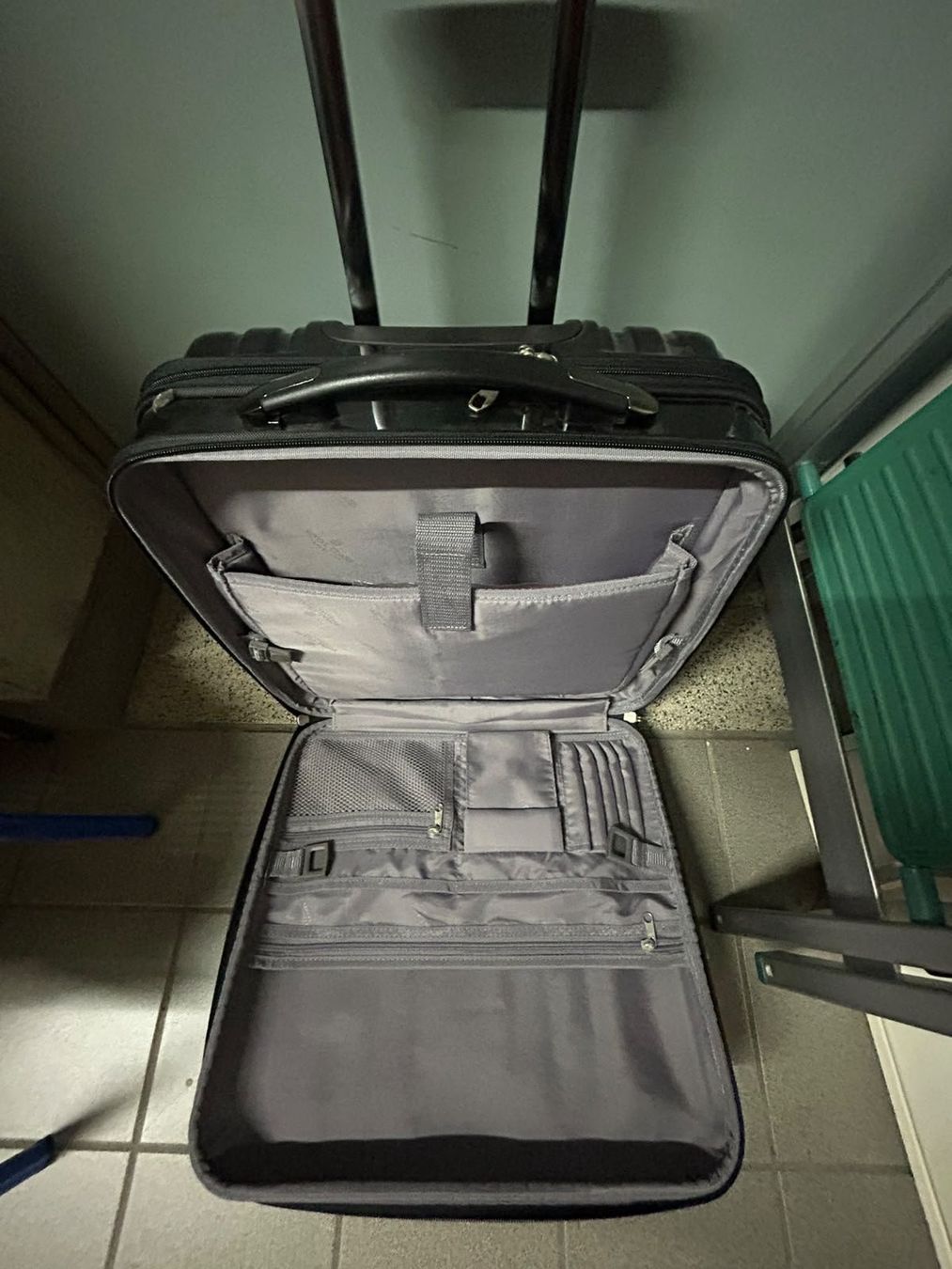 Altro in Aeronautica: Piccolo trolley nero lucido Royal Class – Usato da Melano venduto da H-Sara 4
