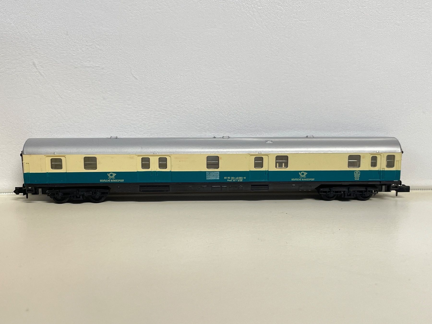Arnold Modelleisenbahnen: Arnold 3281 DB Bahnpostwagen Beige/Türkis – Gebraucht aus Wilderswil von Modellbahn-Shop-Moll 2