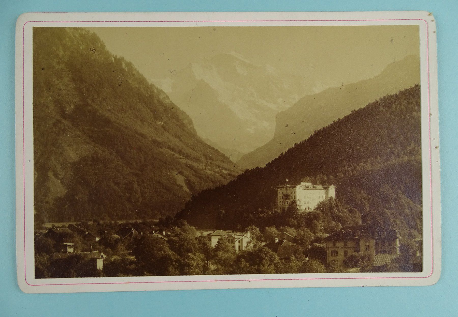 Poster & Bilder: INTERLAKEN, ALBUMINFOTO CABINET-FORMAT – Gebraucht aus Grüningen von Kartensammler