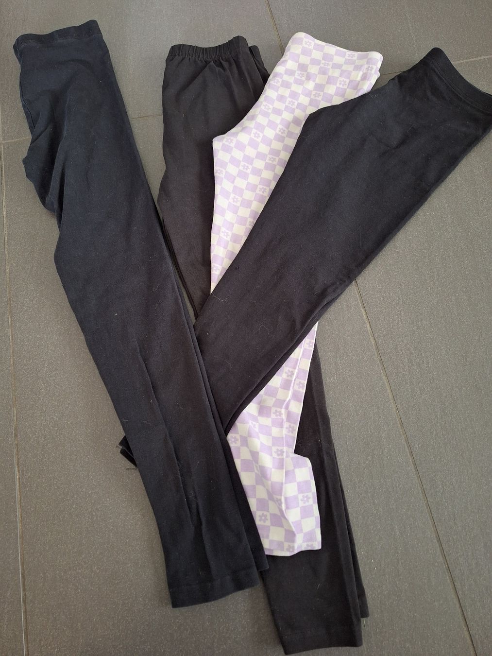 Strümpfe & Strumpfhosen: 4er Set Leggings, Grösse 146 – Gebraucht aus Brittnau von Norge77 1