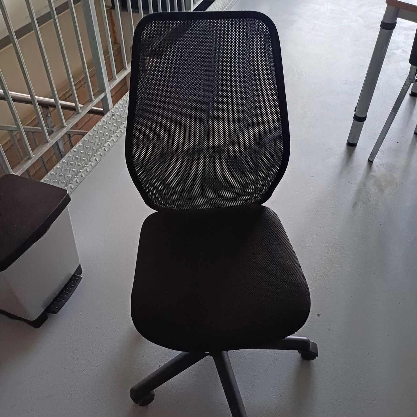 Conforama Stühle: Chaise de bureau Conforama, noir, compact – Gebraucht aus Villeneuve VD von vog_yc5s