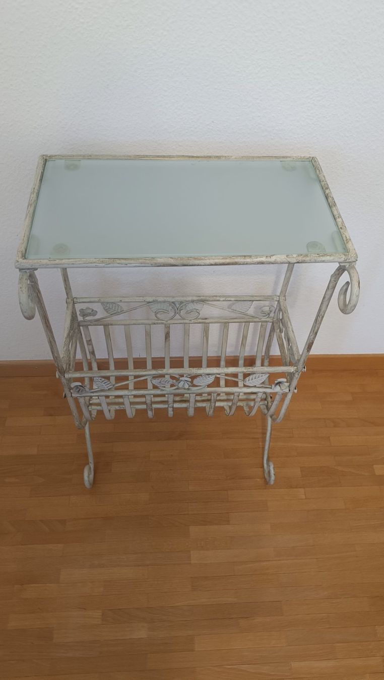 Tavoli: Zeitungs Tisch mit Milch Glas shabby chic – Usato da Zürich venduto da Jul69 1