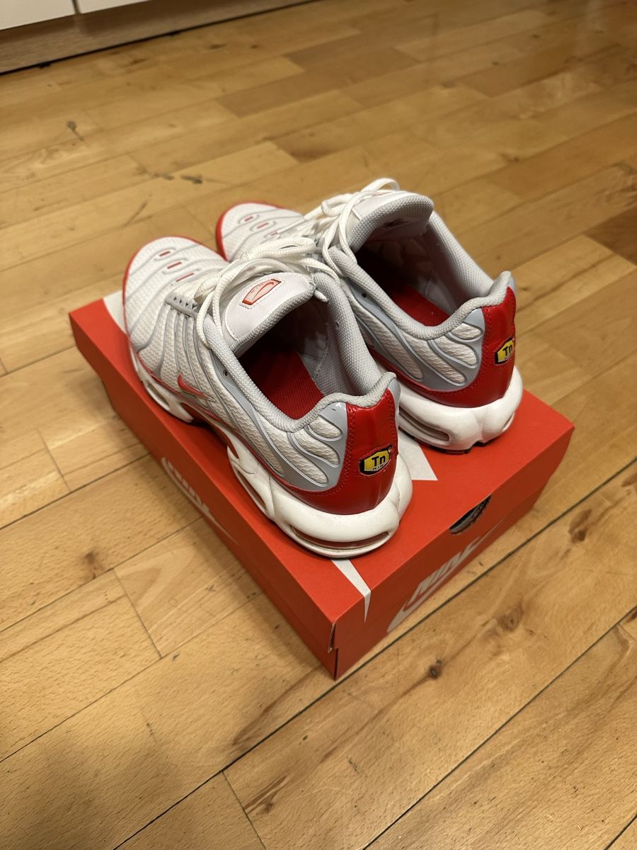 Nike Herrenschuhe: Nike Air Max Plus 1 White/University Red – Neu (gemäss Beschreibung) aus Visp von locosshop 1