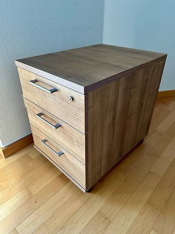 Eléments de bureau: Rollcontainer CS Schmal, Nussbaum-Dekor, abschliessbar – D'occasion à Zürich par Matthiaskull 1