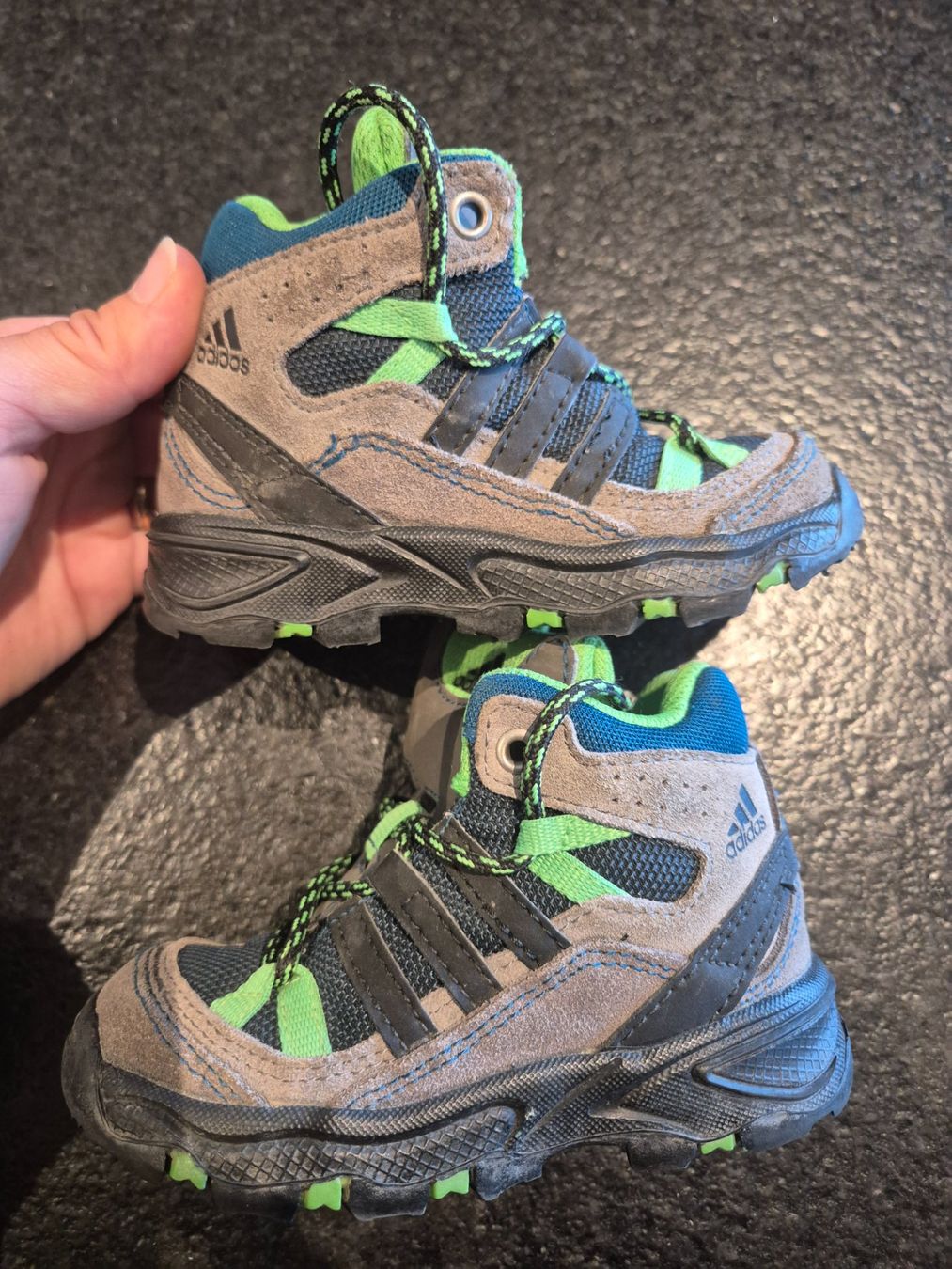 Adidas Chaussures garçon: Adidas Wanderschuh Gr. 23 – D'occasion à Zäziwil par Fluh8