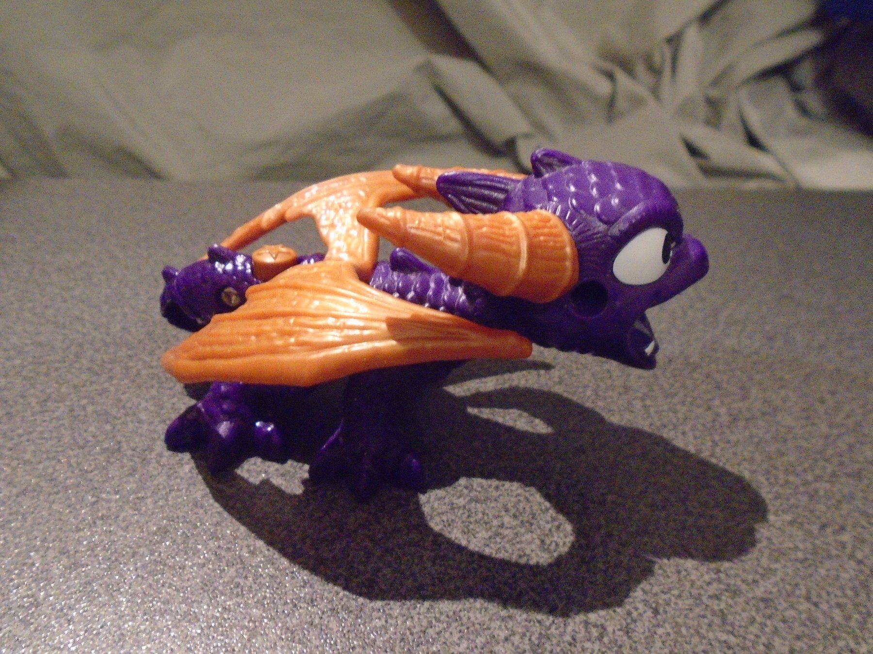 Jouets: Drachen violett, goldfarbig – D'occasion à Zürich par abraxas1291 1