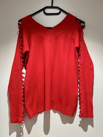 Roter Strickpullover mit Details an den Ärmeln, Grösse M