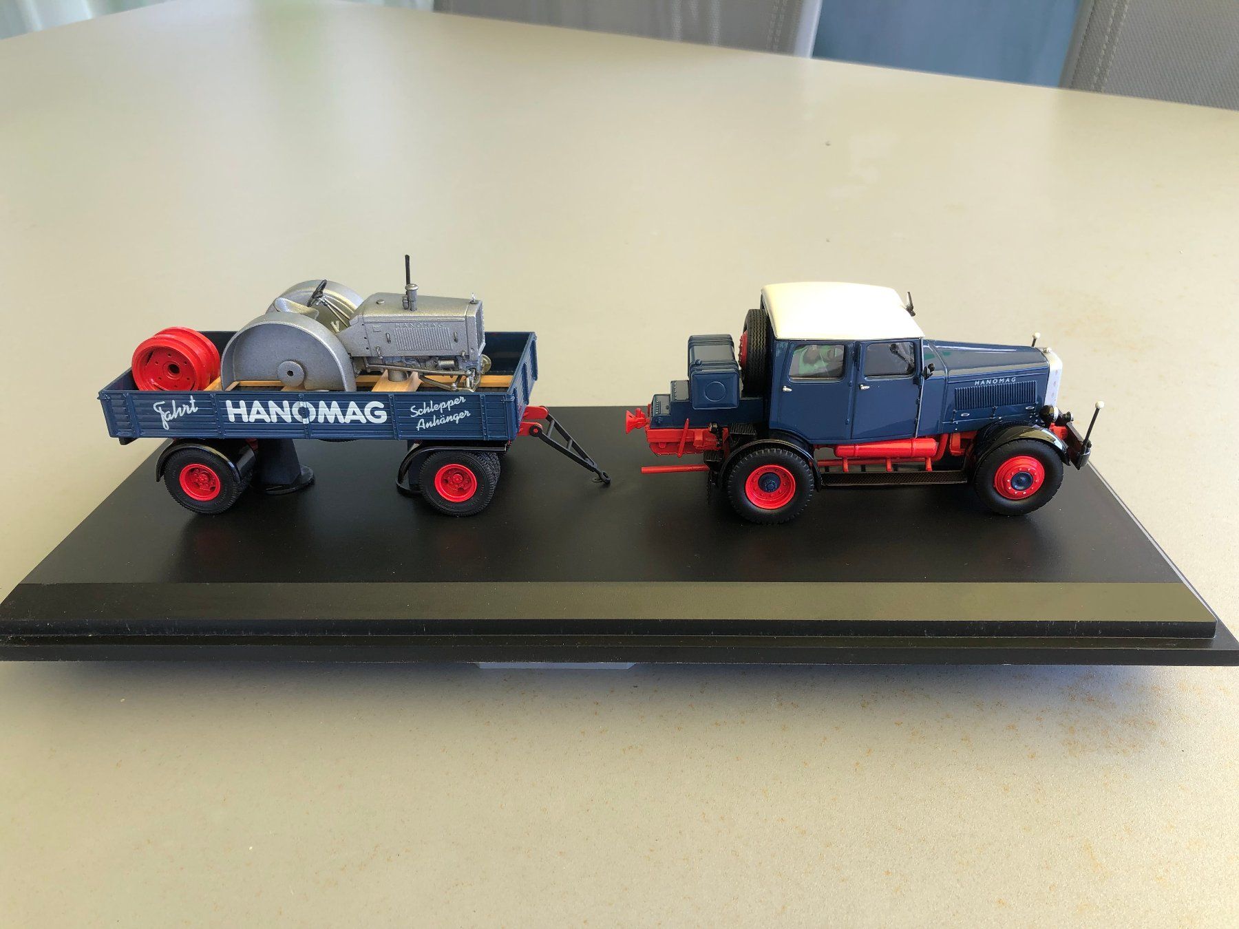 Schuco Kit di modellismo & Modellini statici: Hanomag ST 100 Schlepper mit Anhänger & Traktor – Usato da Zell ZH venduto da humarosch 2