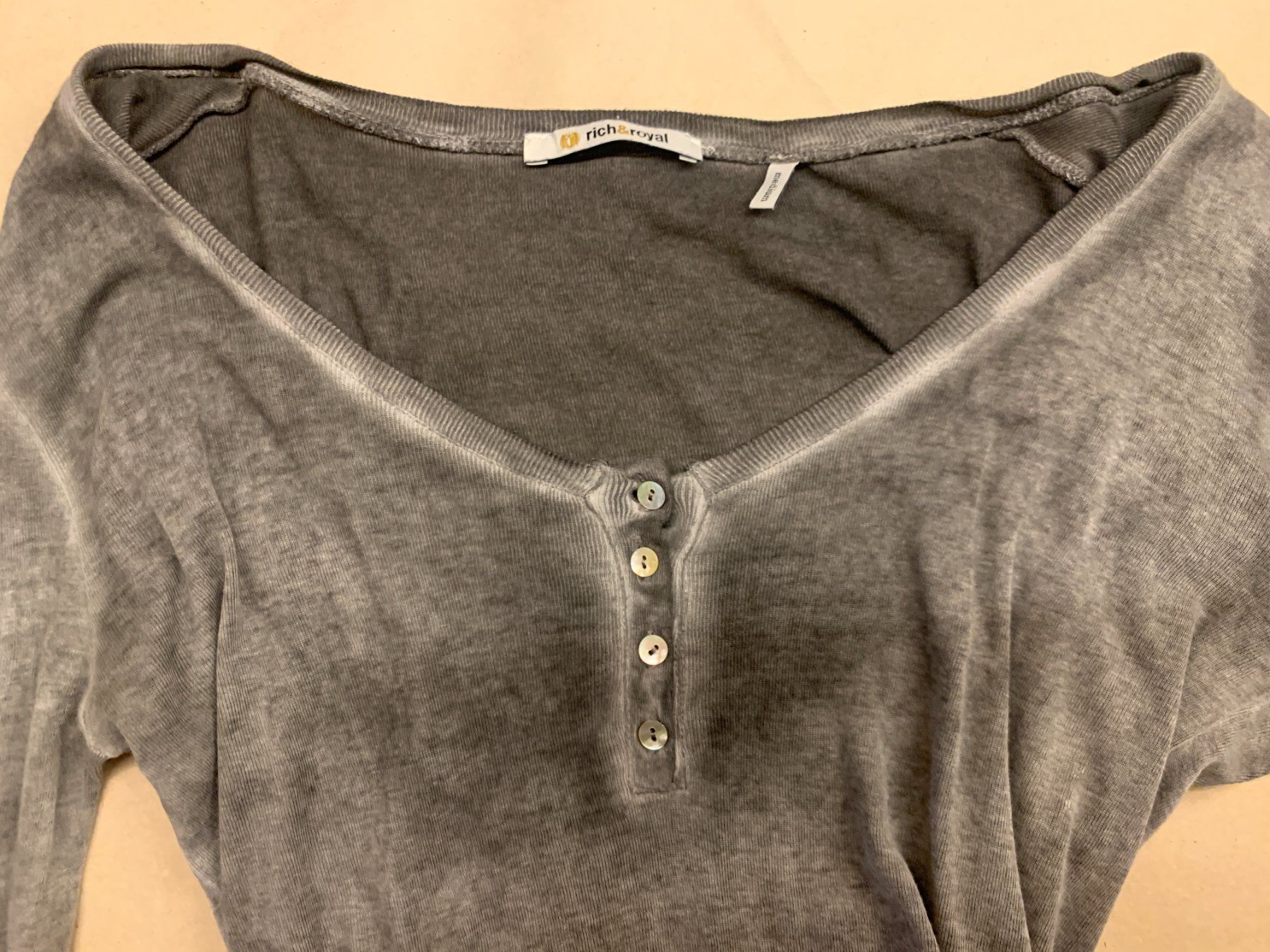 Top: Graues Henley-Shirt mit langen Ärmeln – Usato da Chalais venduto da Decoarts.art 4