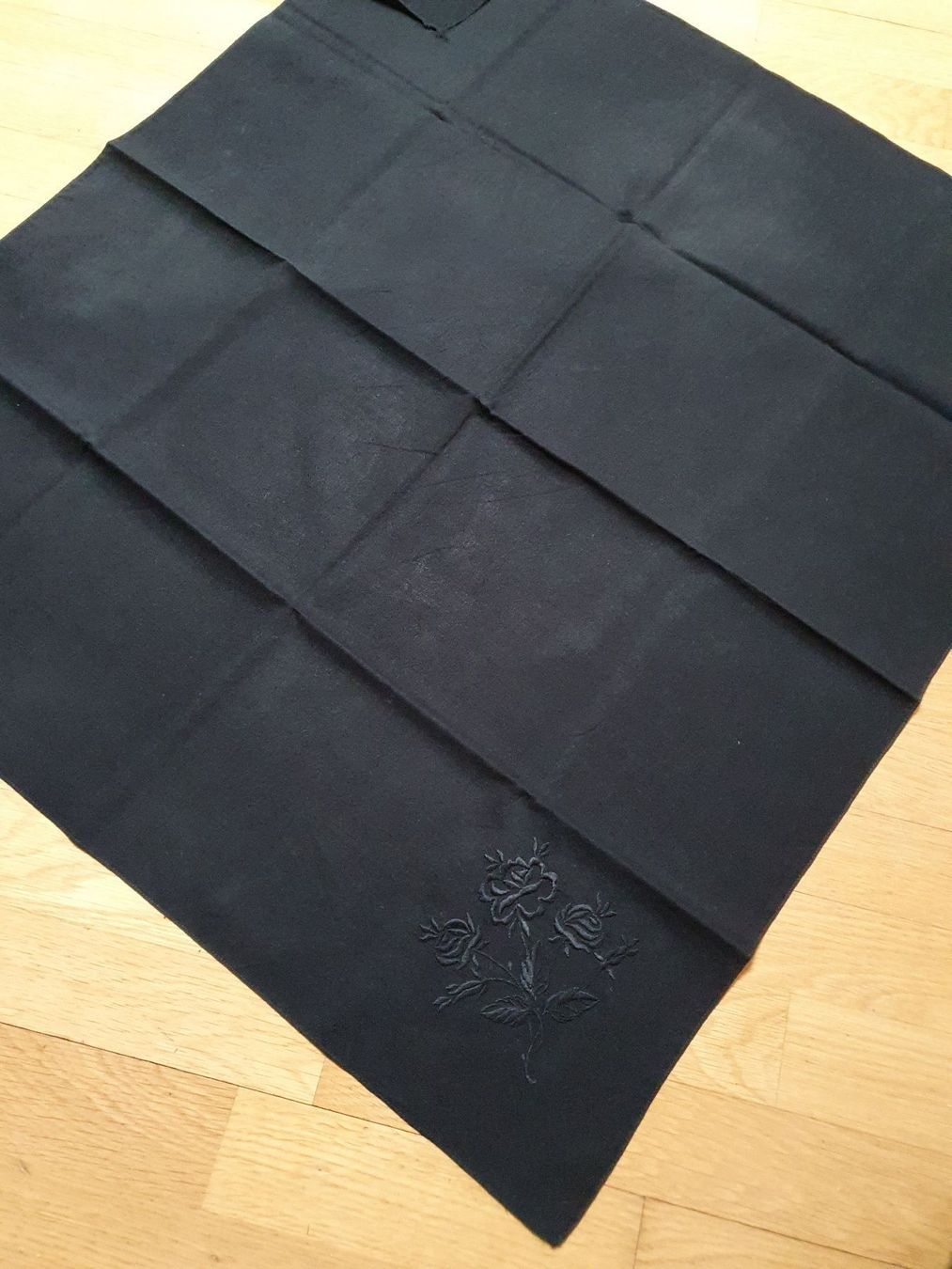 Foulards, Tücher & Schals: Vintage Ur,uralter bestickter Lumpen – Gebraucht aus Ferden von jemyce