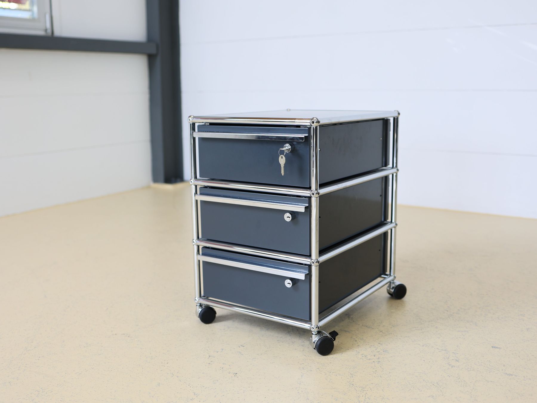 USM Banconi: USM Haller Container mit Rollen | Anthrazitgrau | Neuwertig – Usato da Meinisberg venduto da atelier_TILIJA