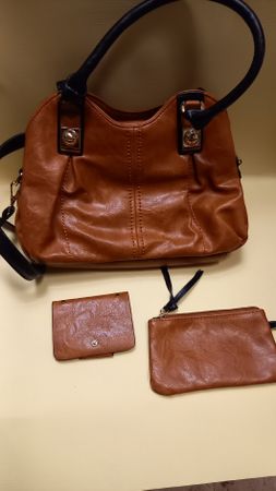 Ledehandtasche mit Brillen und Karten Portmonait