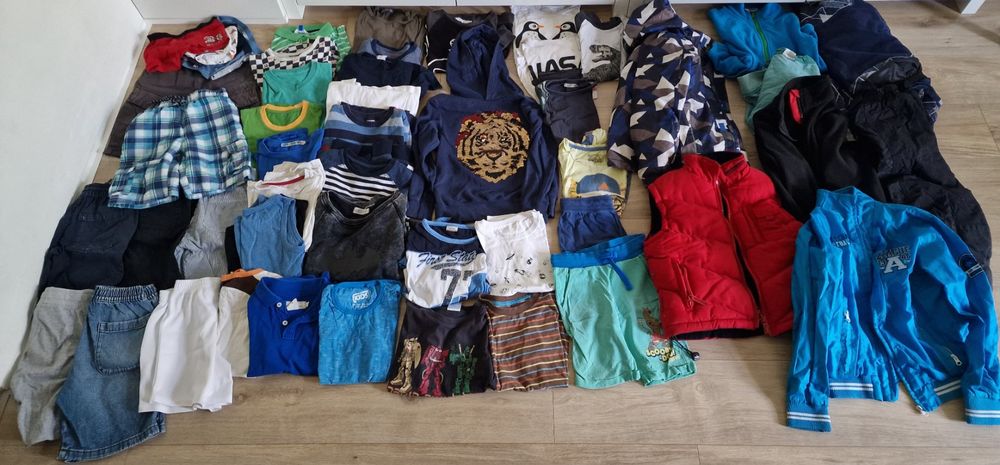 H&M Ensembles coordonnés: Mega Kleider-Paket 50 Stück Junge Grösse 128-134 6-8 Jahre – D'occasion à Zürich par businessman80