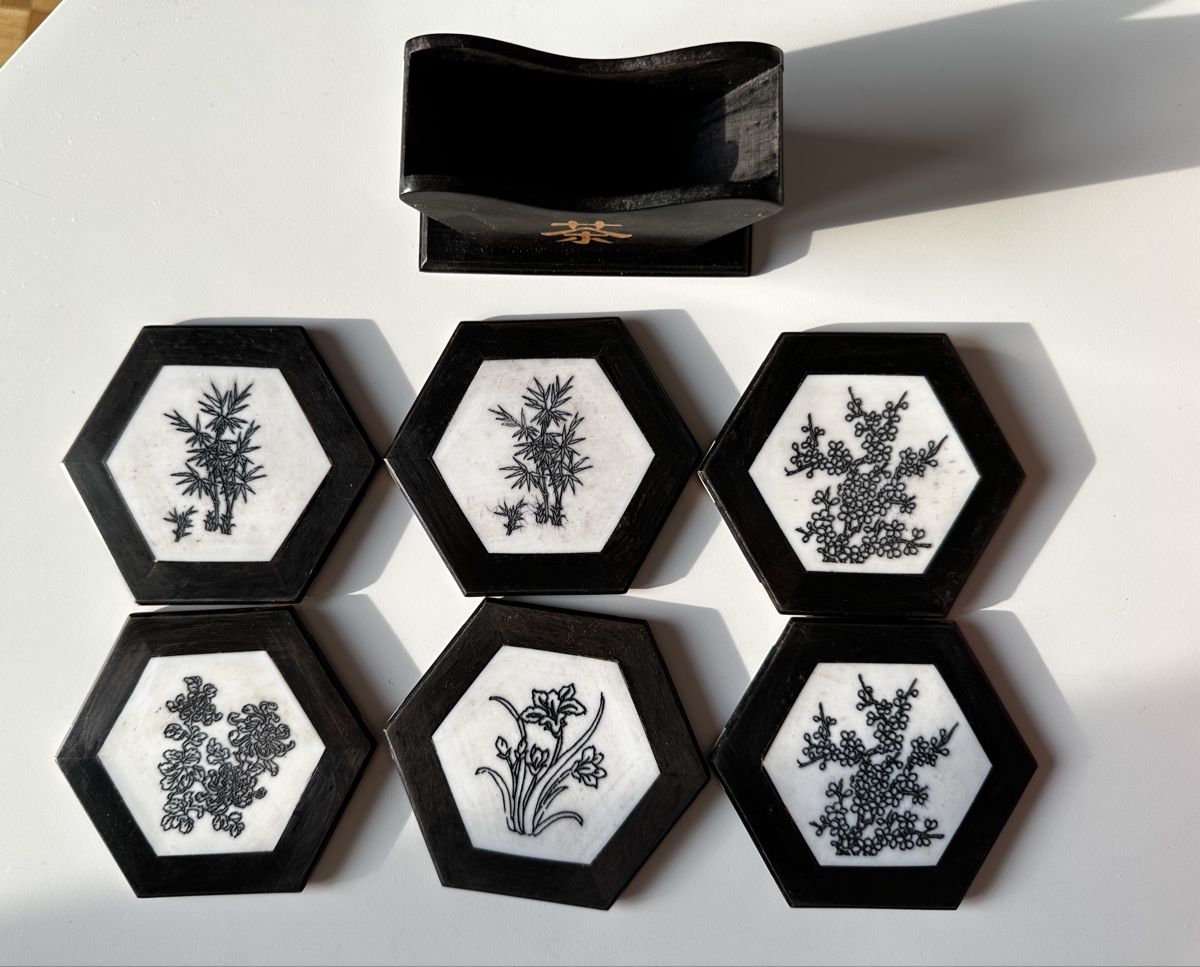 Sottobicchieri: 6 Asian style coasters with holder, wood, shell – Nuovo e nell'imballaggio originale da Epalinges venduto da Lily2006 1