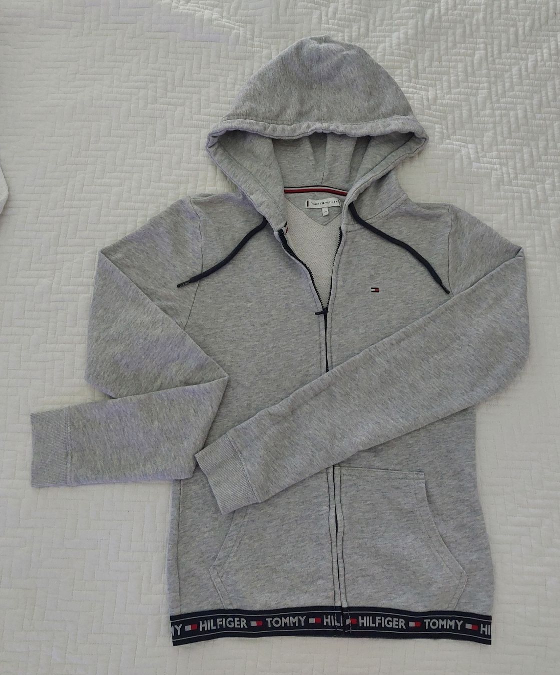 Tommy Hilfiger Lotti di vestiti: Tommy Hilfiger Sweatjacke mit Trainerhose – Usato da Zürich venduto da Martinlaehner 3